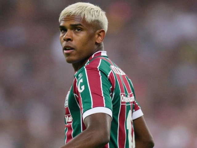 John Kennedy retorna ao Fluminense em meio a pressão por vaga titular e novo desafio tático